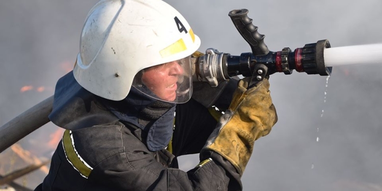 Мусорная свалка под Николаевом продолжает гореть, владелец игнорирует рекомендации спасателей