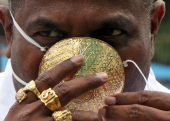 В Индии бизнесмен купил  золотую маску для защиты от коронавируса