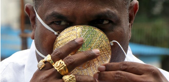 В Индии бизнесмен купил золотую маску для защиты от коронавируса 1