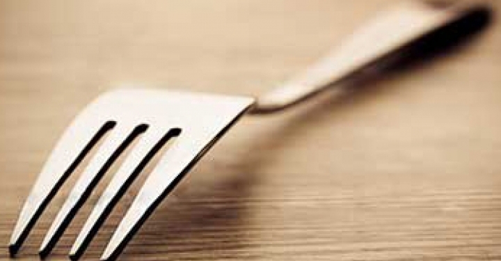 Вооруженный вилкой злоумышленник в Николаеве ограбил в лифте директора школы