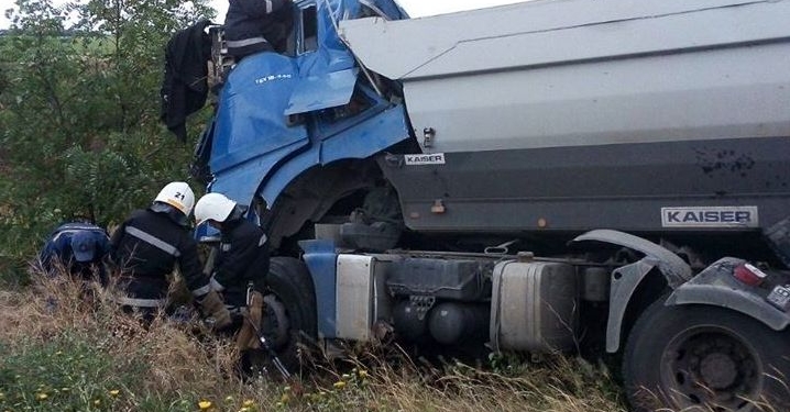 На Николаевщине полиция устанавливает причины ДТП с грузовиками, в котором погиб один из водителей (ФОТО)