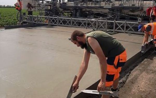 На автодороге Н-14 Александровка-Кропивницкий-Николаев слой тяжелого бетона уложен на 15 км (ФОТО)