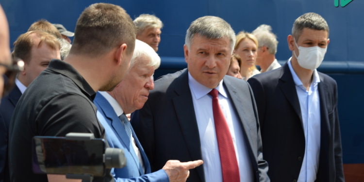 Аваков рассматривает Николаевский аэропорт в качестве вертолетной базы (ВИДЕО)