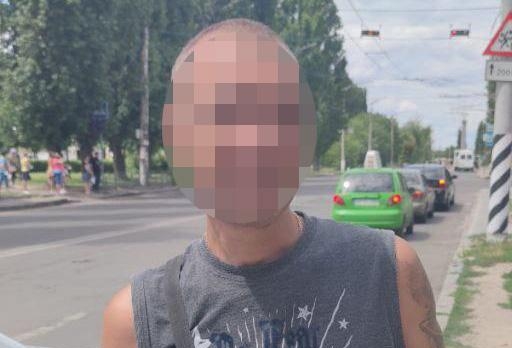 Неадекватного николаевца задержали после перехода дороги в неустановленном месте (ФОТО)