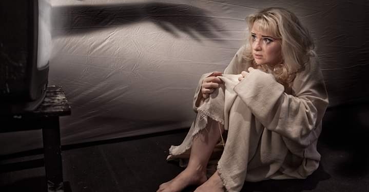 В Николаевском русском театре открылась оригинальная фотовыставка, посвященная человеку во время пандемии коронавируса (ФОТО)