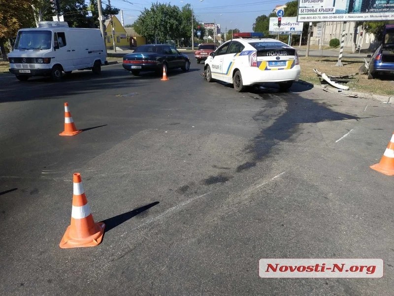 В Николаеве патрульный автомобиль полиции врезался в Fiat 3