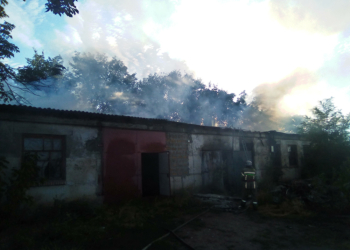 В Первомайском районе спасатели тушили огромный склад (ФОТО)