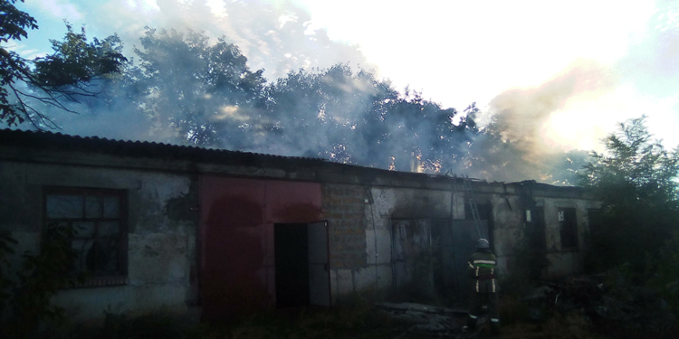 В Первомайском районе спасатели тушили огромный склад (ФОТО)