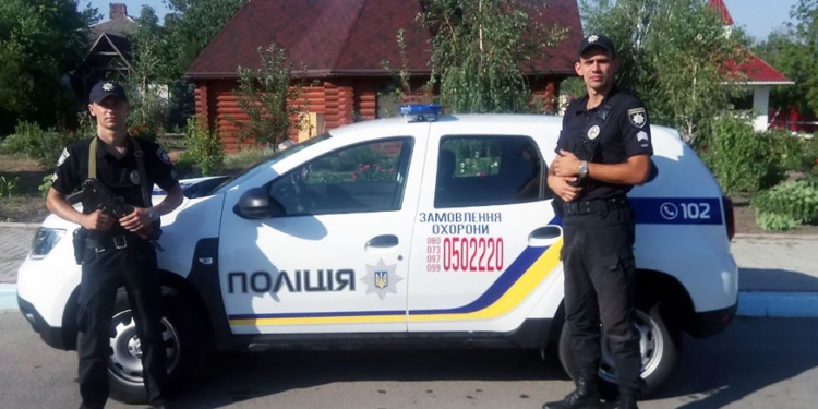 В Николаеве полицейские охраны задержали пьяного мужчину, который пытался забраться в чужой дом (ФОТО)