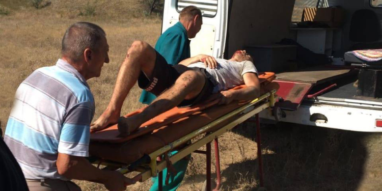 На Николаевщине у фуры во время движения лопнуло колесо – машина слетела в кювет, водитель пострадал (ФОТО)