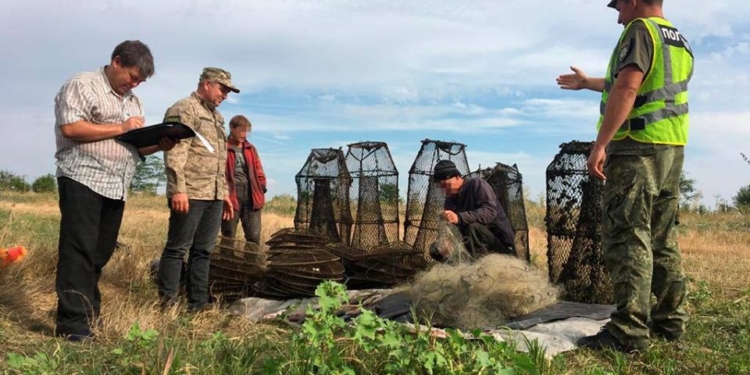 На Николаевщине полиция поймала браконьеров: мужчинам – админпротоколы, ракам и рыбе – свободу от сетей (ФОТО, ВИДЕО)