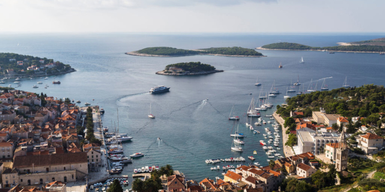 Миллиардеры уводят свои яхты из Испании в Турцию и Хорватию из-за коронавируса