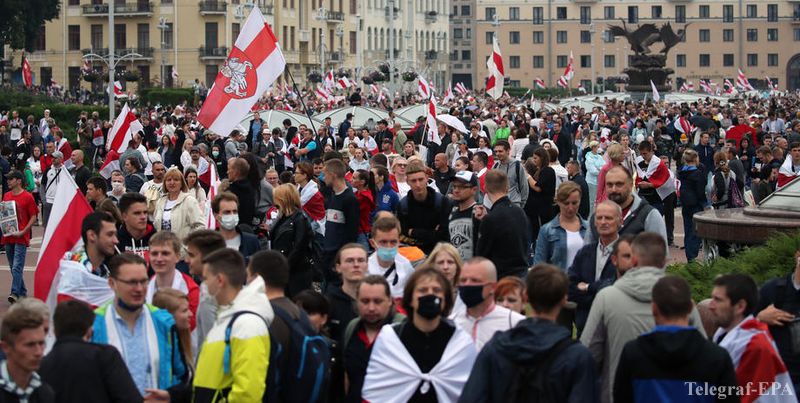 В Минске тысячи женщин вышли на марш солидарности 1