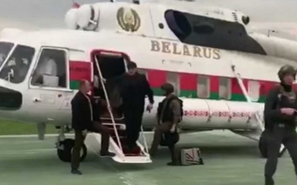 Протесты в Минске: Лукашенко вооружился автоматом (ВИДЕО)