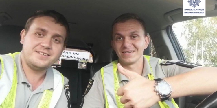 Николаевские патрульные помогли пострадавшим в серьезном ДТП и сопроводили роженицу в роддом (ФОТО)