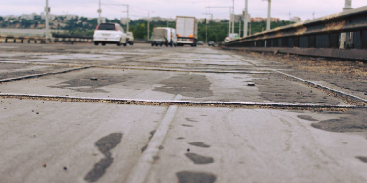 Пробки вернутся. В Николаеве с вечера снова приступят к ремонту покрытия Ингульского моста (ВИДЕО)