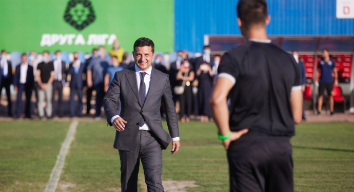 В Кривом Роге на час задержали футбольный матч – чтобы Зеленский смог сделать первый удар по мячу