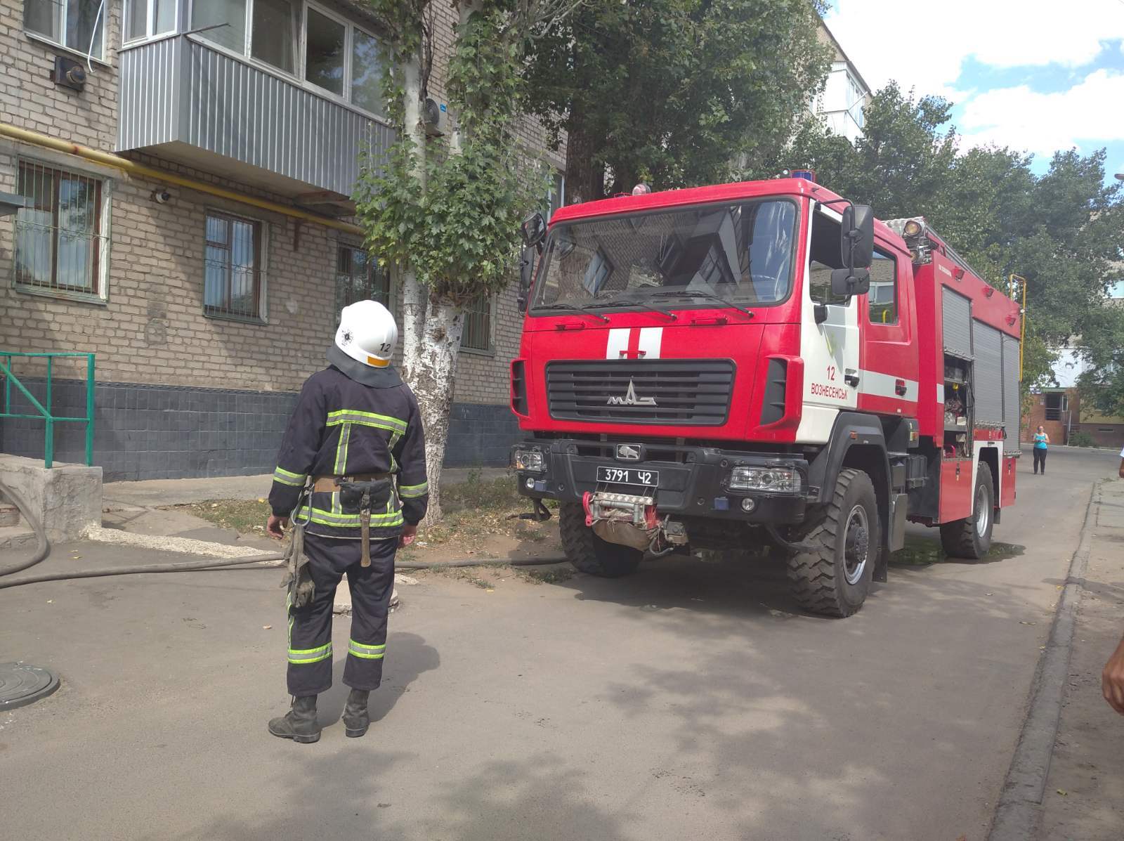 В Вознесенске курильщик «поджег» свой балкон, а справляться с пожаром уже пришлось спасателям (ФОТО)