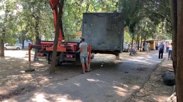 В сквере у николаевской «Зори»-«Маршпроекта» снесли 10 киосков. И снесут еще (ВИДЕО)