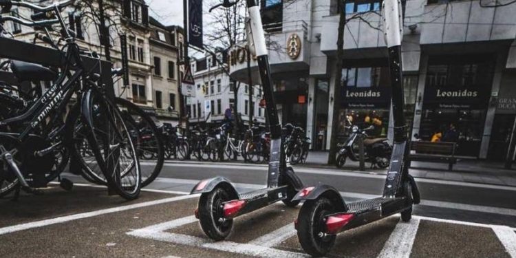 Польских чиновников пересадили на электросамокаты