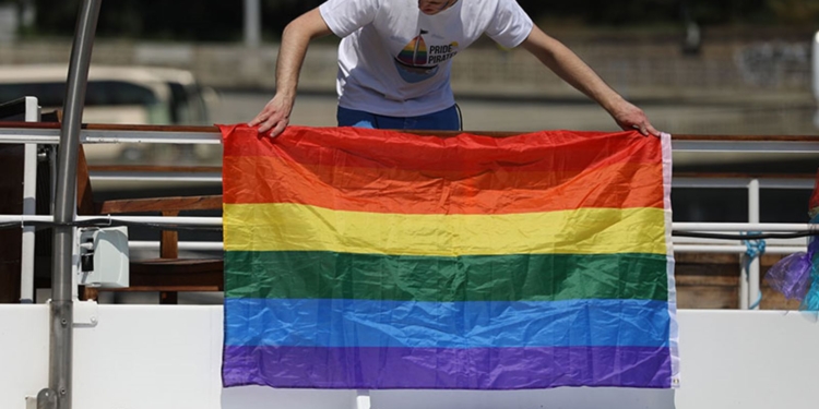 В рамках фестиваля ЛГБТ+ Prague Pride прошло лодочное шоу на Влтаве (ФОТО)