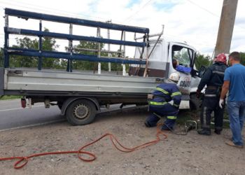 В Новом Буге водитель грузовика врезался в электроопору, пострадала девушка (ФОТО)