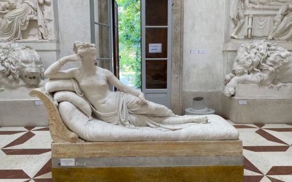 Мужчина сломал пальцы скульптуре при попытке сделать селфи в итальянском музее