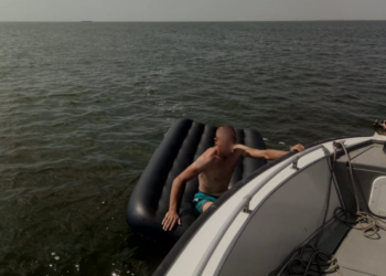 Парочку отдыхающих в Очакове едва не унесло в море на надувном матрасе (ФОТО)