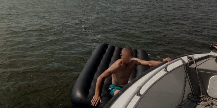 Парочку отдыхающих в Очакове едва не унесло в море на надувном матрасе (ФОТО)