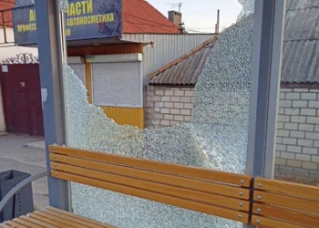 Вандалы разбили новую остановку в Центральном районе Николаева (ФОТО)