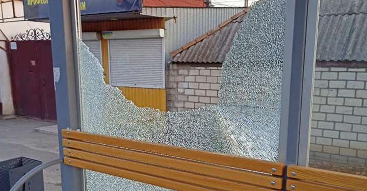 Вандалы разбили новую остановку в Центральном районе Николаева (ФОТО)