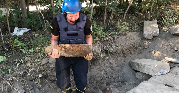 Дорожники обнаружили артиллерийский снаряд на углу Крылова и Индустриальной (ФОТО)