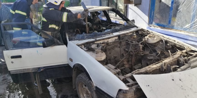 Играла со спичками в машине: в Николаевской области трехлетнюю девочку вытащили из горящей «Мазды» (ФОТО)