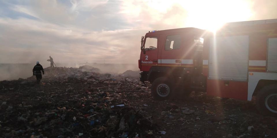 На мусорном полигоне возле Николаева спасатели тушат пожар на площади 1500 м.кв (ФОТО) 1