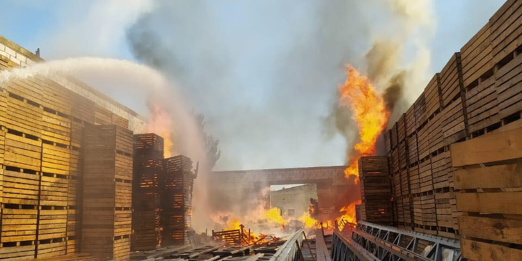 На Николаевщине произошел крупный пожар складских помещений (ФОТО)