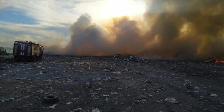 На мусорном полигоне возле Николаева спасатели тушат пожар на площади 1500 м.кв (ФОТО)