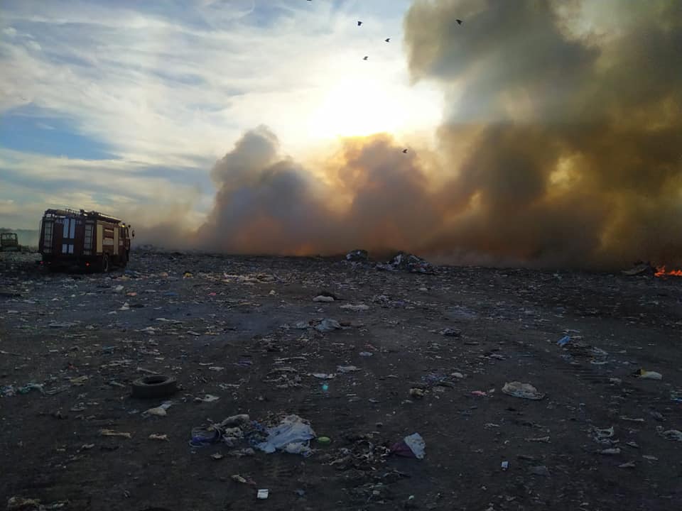 На мусорном полигоне возле Николаева спасатели тушат пожар на площади 1500 м.кв (ФОТО) 3