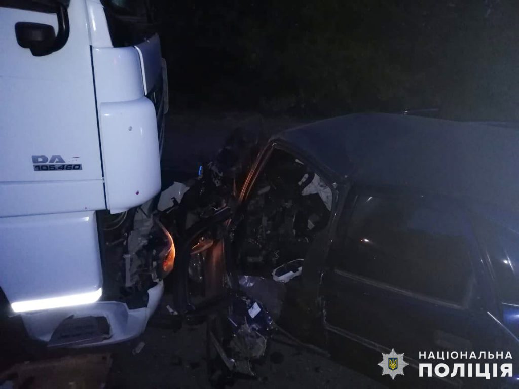 Возле Южноукраинска Opel влетел в грузовик DAF: двое погибших, двое в больнице (ФОТО) 1