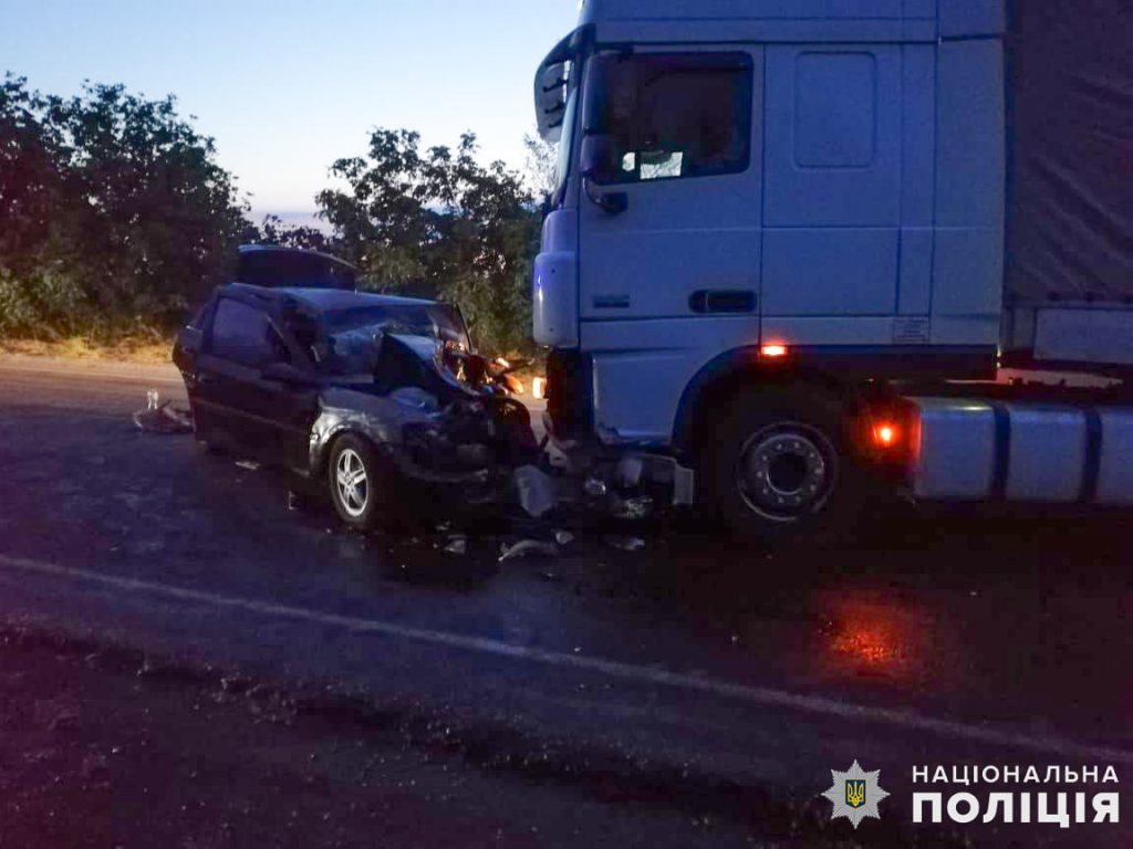 Возле Южноукраинска Opel влетел в грузовик DAF: двое погибших, двое в больнице (ФОТО) 3