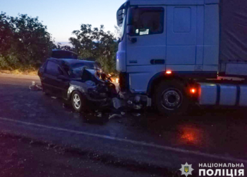 Возле Южноукраинска  Opel влетел в грузовик DAF: двое погибших, двое в больнице (ФОТО)
