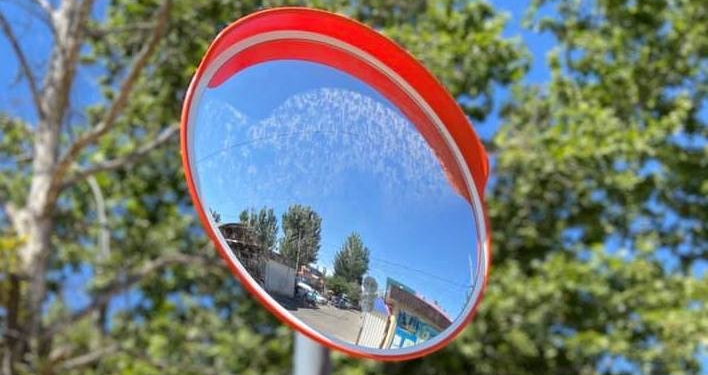 В Николаеве на нескольких перекрестках установили первые сферические дорожные зеркала (ФОТО)