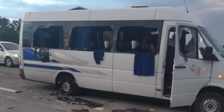 Под Харьковом обстреляли микроавтобус, есть раненные (ФОТО)