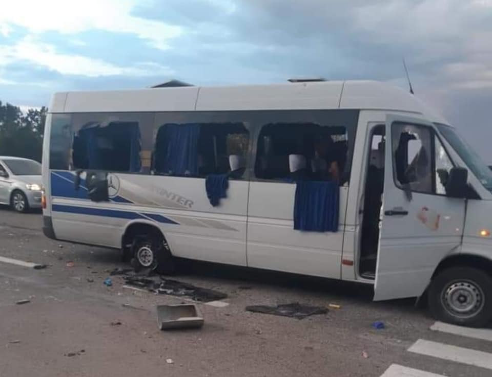 В результате обстрела автобуса в Харьковской области ранены два человека, - полиция 1