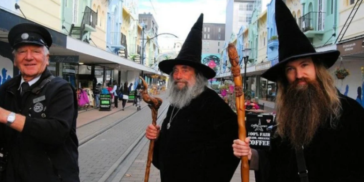 Мэрия новозеландского города 20 лет платит зарплату городскому волшебнику