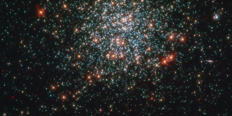 Hubble «поймал» рассеянное звездное скопление