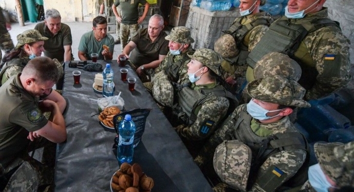 Зеленский: «С военными иногда надо выпить, что я и делаю» (ВИДЕО)