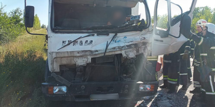 ДТП на автодороге Днепр-Николаев: водителя из автомобиля доставали спасатели (ФОТО)