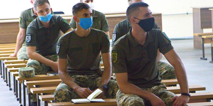 В Николаевскую бригаду морской пехоты пришли молодые лейтенанты (ФОТО)