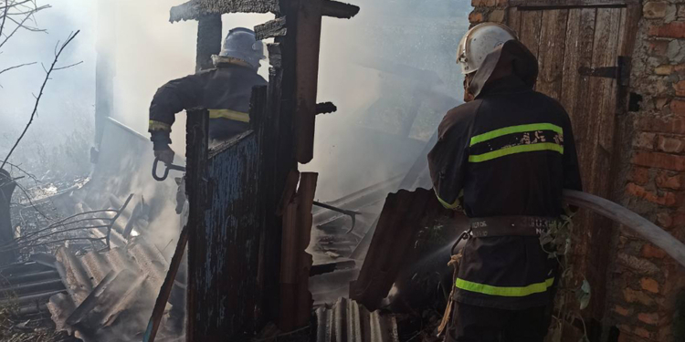 На Николаевщине горели хозпостройка и жилой дом (ФОТО)