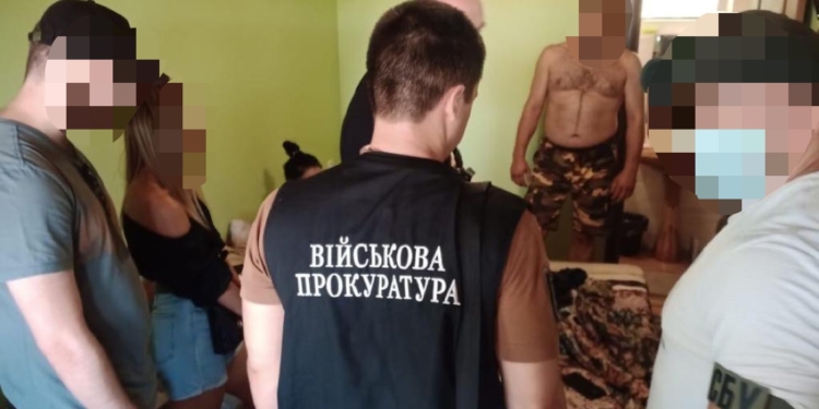 Суд взял под стражу  чиновников ВСУ за вымогательство – требовали откат 1 грн. за каждую медмаску (ФОТО)